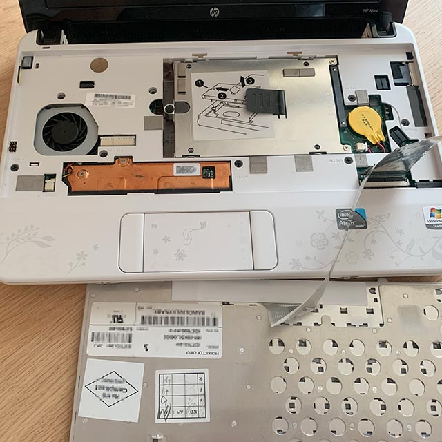 ノートPC:HP Mini 110 by Studio Tord BoontjeモデルのHDDをSSDに換装するためキーボードを取りはずしたところ