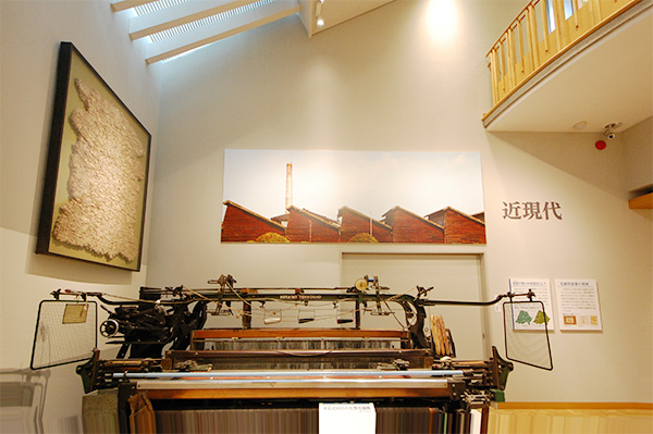 展示室1「いちのみや歴史絵巻」一宮市の始まりから今日までの歴史を展示。近現代コーナーではノコギリ屋根の写真や織機など地場産業の紹介も。
