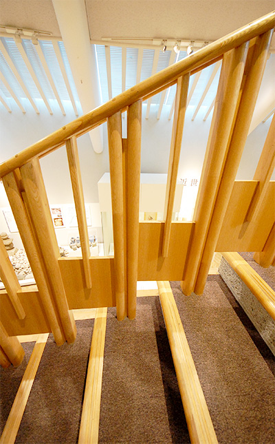 階段の手すりの仕組みも面白いです。木材をたっぷり使用してあり、手触りもよく、見た目にも優しい自然の色で癒されます。
