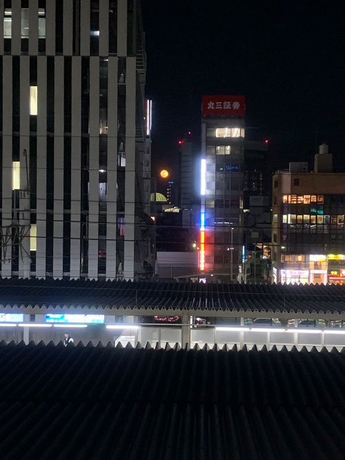 こちらは1月撮影「ウルフムーン」の写真。左手には一宮駅ビル、眼下には一宮駅JRのホーム。
