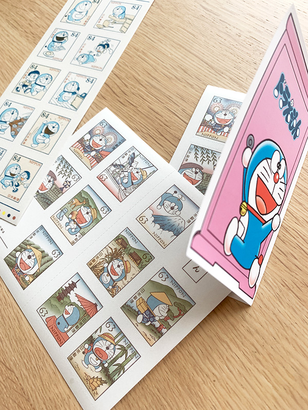 ドラえもんの切手が今年の５月に発売されました。とくに８４円切手はコミック版の初期の絵柄が採用されており、レトロかわいいと評判です。