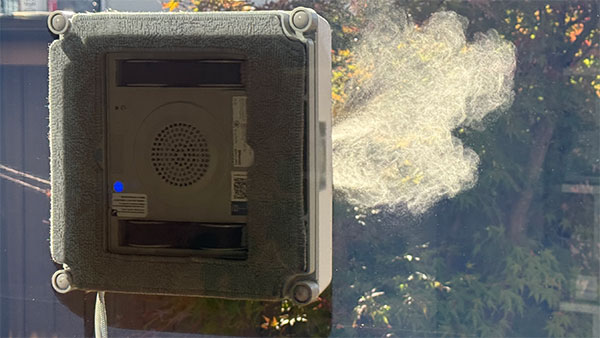 窓にガッチリ吸着し、洗浄液を適度に噴射しながら進みます